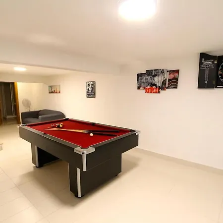 Elegant Old Town Camilla 6 Bedrooms Pool Table Villa